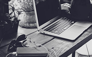 VAR两度改判引众怒！莱万绝杀助巴萨7分领跑，西蒙尼的棋盘才开局！